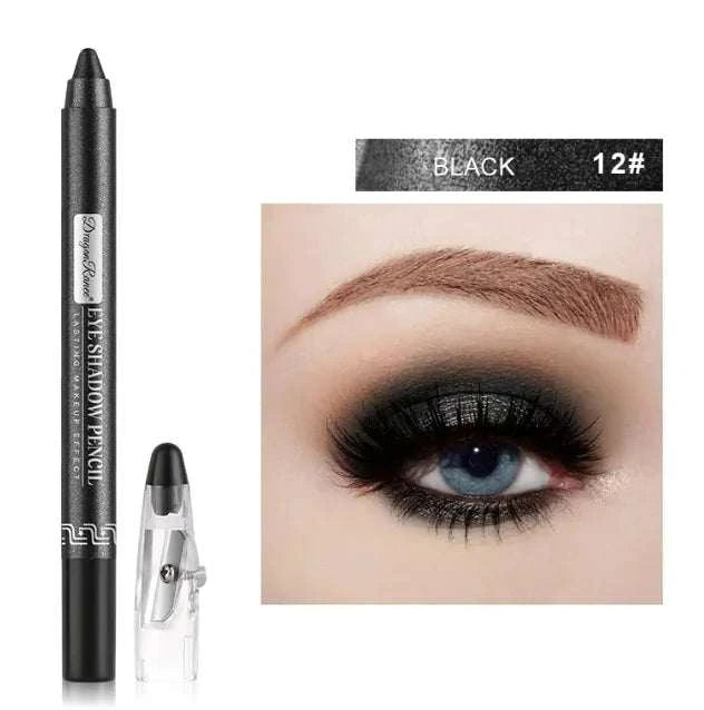 Zwarte Silkworm Penknife Eyeliner pen met precieze punt en parelmoer finish toegepast op model met donkere smokey eye make-up.
