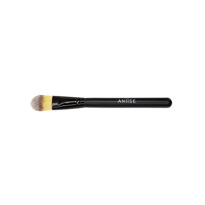 Foundation makeup brush with soft goat hair bristles for smooth and flawless foundation application